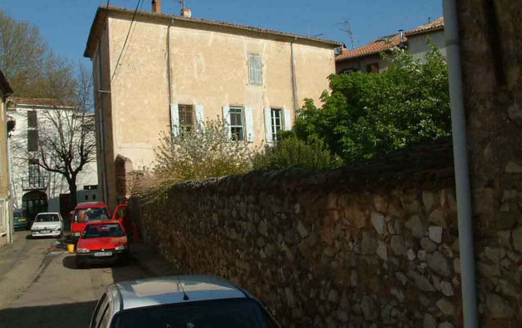Garden-wall-and-Parking